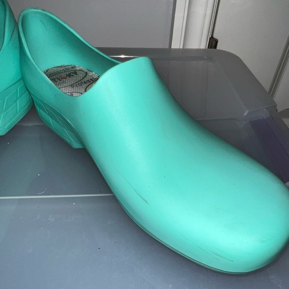 Sticky Shoes W8 Nursing, Chef, Kitchen,Work Clogs Waterproof NonSlip Light Green - Picture 5 of 13